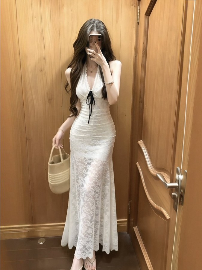 白色蕾丝V领吊带连衣裙女夏收腰露背度假长裙